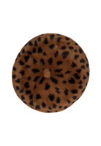 Okrągły brązowy beret o miękkiej, puszystej fakturze, zdobiony czarnymi cętkami w panterkę. Centralny guzik dopełnia całość wzoru.