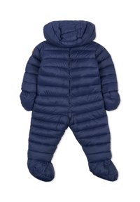 Marineblauwe puffer sneeuwoverall met een capuchon, voorzien van verticale gestikte delen, geïntegreerde sokken en een rits aan de achterkant voor gemakkelijk aan- en uittrekken.