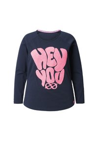 Camisa de manga larga de color navy con un gráfico texturizado en rosa que dice "HEY YOU" en el frente, con escote redondeado y ajuste relajado.