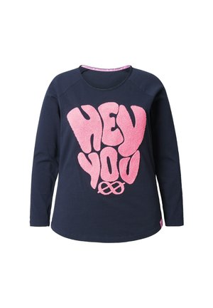 Marineblå langærmet skjorte med et tekstureret pink "HEY YOU" grafik på forsiden, rund halsudskæring og afslappet pasform.