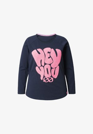 Maglietta a maniche lunghe blu navy con una grafica testurizzata rosa "EHI, TU" sul davanti, con scollatura arrotondata e vestibilità comoda.