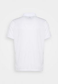 Polo blanc en tissu lisse. Il présente un col classique et des manches courtes, avec un logo FILA subtil au niveau de l'encolure arrière.