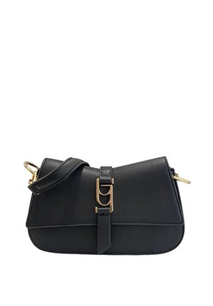 Borsa a tracolla in pelle nera con una forma strutturata, dettagli in hardware dorato, un elemento a fibbia sul davanti e una tracolla regolabile.