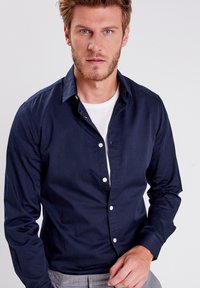 BONOBO Jeans MIT LANGEN ÄRMELN - Camicia - bleu fonce