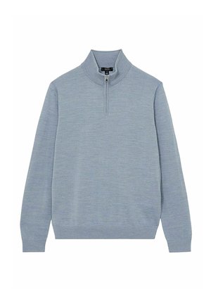 Lyseblå pullover trøje med lynlås i halsen, lange ærmer og en glat strikstruktur. Enkel design uden synlige mønstre eller accenter.