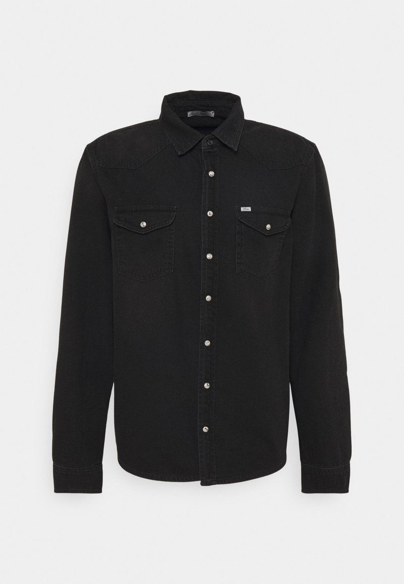 Camisa de mezclilla negra de manga larga, con cuello puntiagudo, dos bolsillos en el pecho, cierre con botones plateados y detalles de costura sutil.
