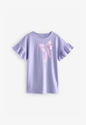 Lilac kortærmet T-shirt med flæser på ærmerne og et grafisk pink bånd dekoreret med blomster mønstre på forsiden. Blødt, struktureret stof.