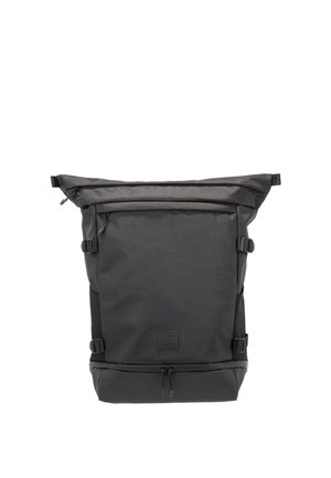 Schwarzer Rolltop-Rucksack mit vorderer Reißverschlusstasche, doppelseitigen Riemen und unten liegendem Reißverschlussfach, dargestellt vor weißem Hintergrund.