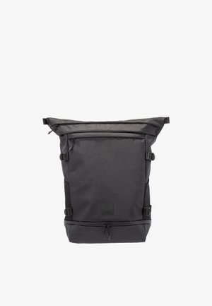 Sac à dos noir à rabat roulé avec poche avant zippée, sangles latérales doubles et compartiment zippé en bas, présenté sur fond blanc.