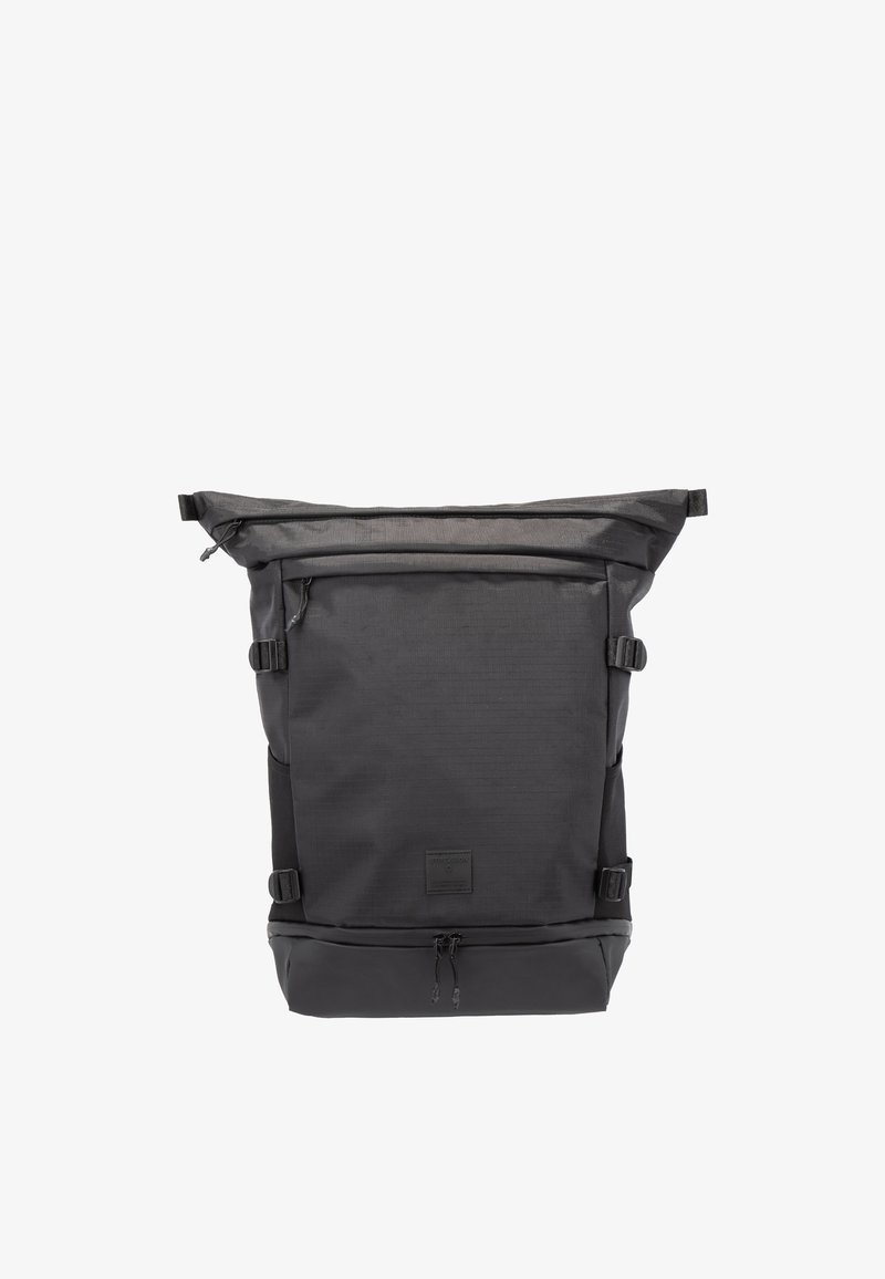 Mochila negra con cierre enrollable, bolsillo frontal con cremallera, correas laterales dobles y compartimento inferior con cremallera, mostrada sobre fondo blanco.