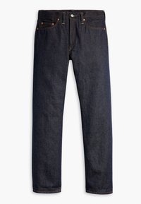 Vaqueros de denim azul oscuro con corte recto, diseño de cinco bolsillos, remaches de cobre, costuras amarillas y una tela texturizada distintiva.