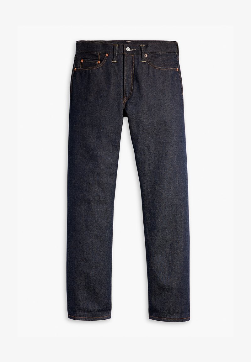 Jeans en denim bleu foncé avec une coupe droite, un design à cinq poches, des rivets en cuivre, des coutures jaunes et un tissu texturé distinct.