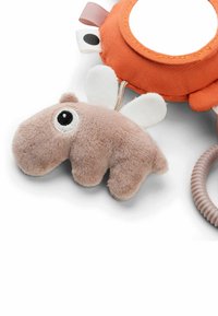 Roosikujuline pehmemänguasi roosa värvusega, pehme tekstuuriga, millel on valged tiivad ja tikitud silmad, kinnitatud oranžale ringikujulisele kangale koos siltidega.