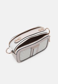 Kompaktní obdélníková taška přes rameno s měkkým šedým a bílým exteriérem, dvěma zipy, zlatými kovovými detaily a geometrickým vzorem na přední straně.