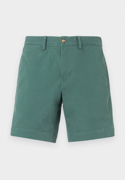 Πράσινα βαμβακερά σορτς με ίσια γραμμή, που διαθέτουν κούμπωμα με κουμπί και θηλιές για ζώνη. Λεια υφή, μήκος μέχρι το γόνατο, χωρίς σχέδια ή διακοσμητικά στοιχεία.