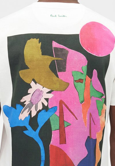 Αφηρημένη πολύχρωμη τέχνη στην πλάτη λευκού πουκάμισου με ένα χρυσό πουλί, ροζ και μπλε λουλούδια, πράσινα και κόκκινα σχήματα και έναν ροζ κύκλο.