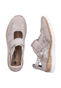 Helle graue Slipper mit einem Klettverschluss. Sie verfügen über ein strukturiertes, glitzerndes Seitenpaneel und eine weiße, strukturierte Gummisohle mit einem Korkdetail.