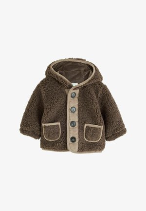 Brun, fluffy babyjakke med hætte, fire sorte knapper, to forlommer og beige kanter omkring kanter og lommeåbninger.