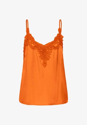 Narancssárga ujjatlan felső vékony pántokkal és díszes csipkedíszítéssel a V-nyak és a mellkas felső részén.