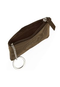 Monedero de cuero marrón con cremallera, logo en relieve, llavero de cadena plateada y un interior texturizado. Diseño delgado para un fácil almacenamiento y acceso.