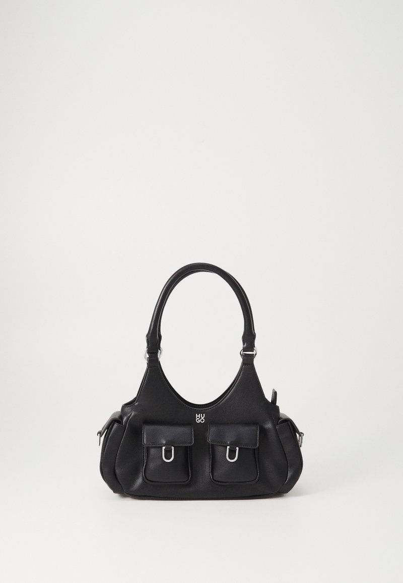 Sac à main en cuir noir avec deux poches avant à rabat et des ferrures argentées, doté de deux poignées supérieures et d'un petit logo métal au centre.