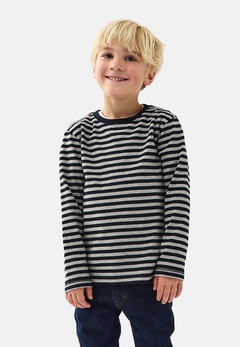 Stribet langærmet skjorte i grå og marineblå, lavet af blødt stof. Har en rund halsudskæring og en afslappet pasform. Kombineret med blå jeans.
