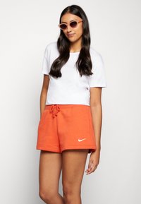 Nike Sportswear SPORTSWEAR PHOENIX FLEECE - Calções - mantra orange/sail