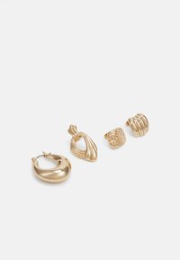 Sada náušnic ve zlatém tónu obsahující čtyři různé designy: hladký kruh, zkroucený provaz, texturovaný kulatý a žebrovaný krychlový styl.