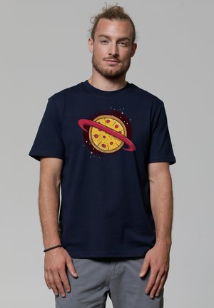 Navyblauwe katoenen t-shirt met een graphic van een pizza planeet met een rode ring, omringd door sterachtige stippen, op een neutrale achtergrond.