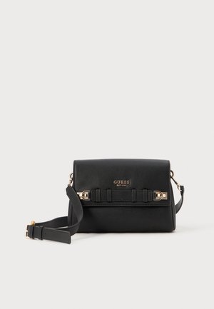 Zwarte leren Guess crossbodytas met goudkleurige hardware en verstelbare band op een effen achtergrond.