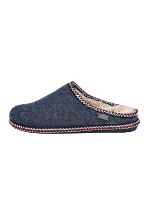 Zapatilla azul de tipo slip-on con ribete blanco y rojo, forro de polar y una suela blanda diseñada para la comodidad en interiores.
