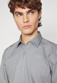 HUGO JENNO - Vapaa-ajan kauluspaita - medium grey