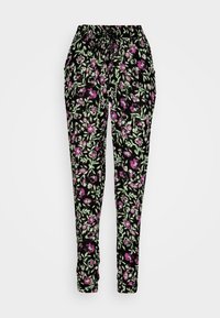 Pantalones florales con fondo negro, flores moradas dispersas con hojas verdes, corte relajado y cinturilla elástica con cordón.