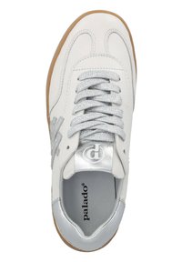 Zapatilla blanca de cuero con acentos plateados, cordones texturizados en gris y suela de goma. Presenta una puntera redonda y un logo en la lengüeta.