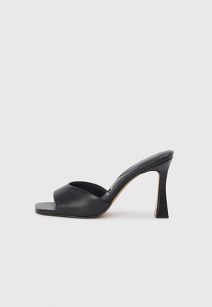 JENNIFER - Magas sarkú papucsszandálok - black