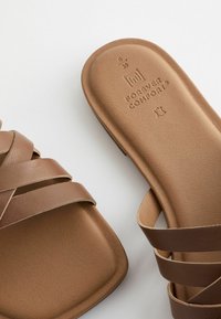 Next FOREVER COMFORT CROSS STRAP REGULAR WIDE FIT - Slip-on sandaler - tan brown