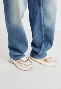 ONLSUFI CHUNKY - Tenisice - white/beige/gold