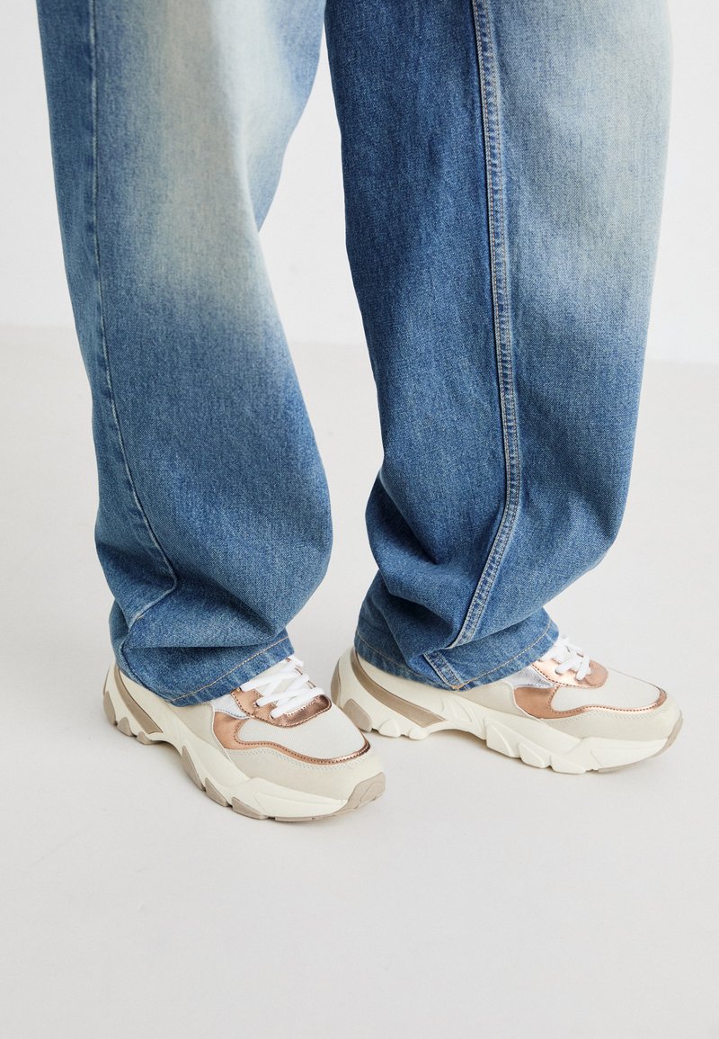 ONLY SHOES - ONLSUFI CHUNKY - Baskets basses - white/beige/gold, Agrandir