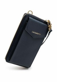 Portafoglio in pelle blu navy con finitura testurizzata, zip dorata e tracolla amovibile. Presenta una tasca frontale con logo.