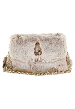 Miękka beżowa torebka z futerka ekologicznego z złotym łańcuszkiem na ramię i metalowym zapięciem na przedniej klapie.