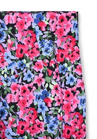Tissu noir avec un motif floral dense en rouge, bleu et rose, accompagné de feuilles vertes, présentant de doux plis et une texture lisse.