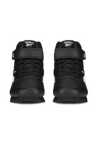 Schwarze Sportschuhe mit hohem Schaft, ausgestattet mit einem strukturierten Lederobermaterial, Schnürsenkeln und einem Riemen für sicheren Halt. Weiße Akzente an den Seiten.