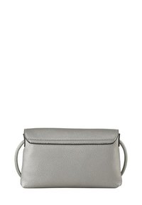 Borsa in pelle grigia con texture a granuli, forma rettangolare e chiusura a patta. Presenta due manici laterali e cuciture a contrasto.