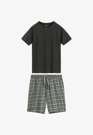 Czarna koszulka Henley z krótkim rękawem i trzema guzikami, zestawiona ze szortami w szaro-czarną kratę ze sznurkiem.