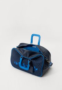 Saco de viagem azul-marinho com detalhes em azul, apresentando um exterior texturizado, alças duplas e fecho de zip. O interior exibe um forro azul brilhante.