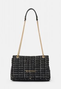 Fekete-fehér szövött szövetből készült kézitáska, téglalap alakú, arany láncpánttal, elől logó díszítéssel, puha tapintású és klasszikus kialakítású.