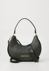 Borsa hobo nera in pelle strutturata con dettagli logo dorati e tracolla regolabile. Presenta un motivo triangolare e una forma curva elegante.