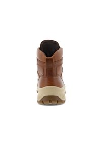 Stivale alla caviglia in pelle marrone con un colletto imbottito e texturizzato e una suola in gomma chiara con un battistrada stampato per una migliore aderenza.