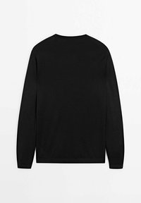 Pull noir à manches longues avec un col rond, fabriqué en tissu jersey doux ; présente un design simple et sans coutures, sans embellissements.