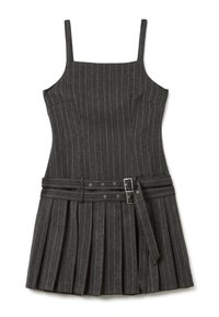 Vestido gris con rayas, con escote recto, tirantes finos, cuerpo ajustado y falda plisada. Presenta una cintura con cinturón a juego con hebilla.